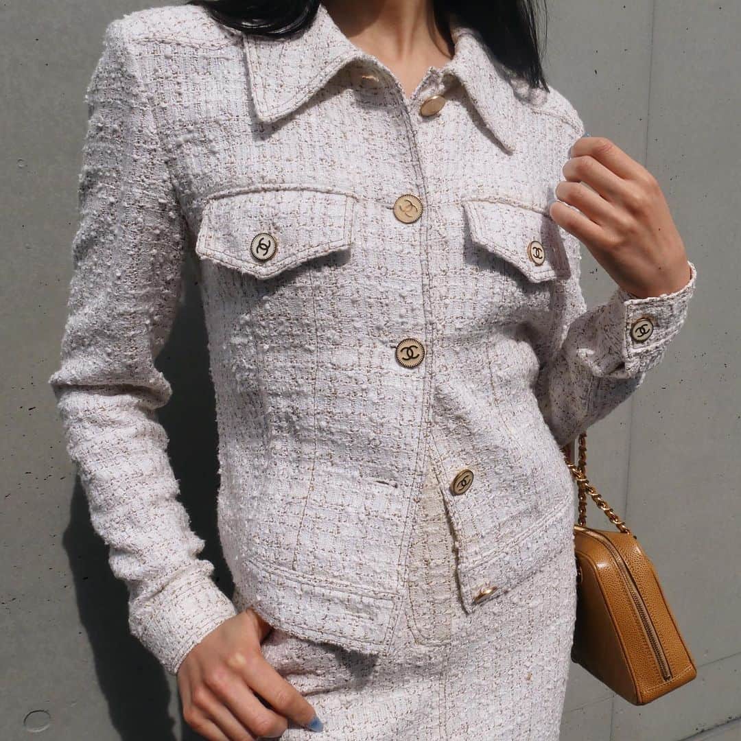 Vintage Brand Boutique AMOREさんのインスタグラム写真 - (Vintage Brand Boutique AMOREInstagram)「Vintage Chanel cotton tweed 2 pieces set from 2001. Size 38▶︎Free Shipping Worldwide✈️ ≫≫≫ DM for more information 📩 info@amorevintagetokyo.com #AMOREvintage #AMORETOKYO #tokyo #Omotesando #Aoyama #harajuku #vintage #vintageshop #ヴィンテージ #ヴィンテージショップ #アモーレ #アモーレトーキョー #表参道 #青山 #原宿#東京 #chanel #chanelvintage #vintagechanel #ヴィンテージ #シャネル #ヴィンテージシャネル #シャネルヴィンテージ #amorewardrobe #アモーレワードローブ」3月19日 15時16分 - amore_tokyo