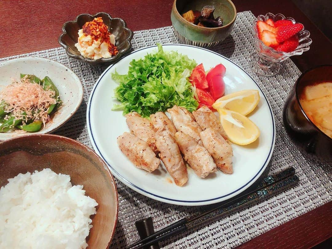 丸高愛実さんのインスタグラム写真 - (丸高愛実Instagram)「🍚💓 #いつの日かのごはん #牡蠣の豚バラ巻き　#ピーマンのお浸し #ポテトサラダ　#食べるラー油がけ #なすの煮浸し #ごはん　#けんちん汁 #いちご　#🍓　#丸高ごはん」3月19日 15時31分 - marutakamanami