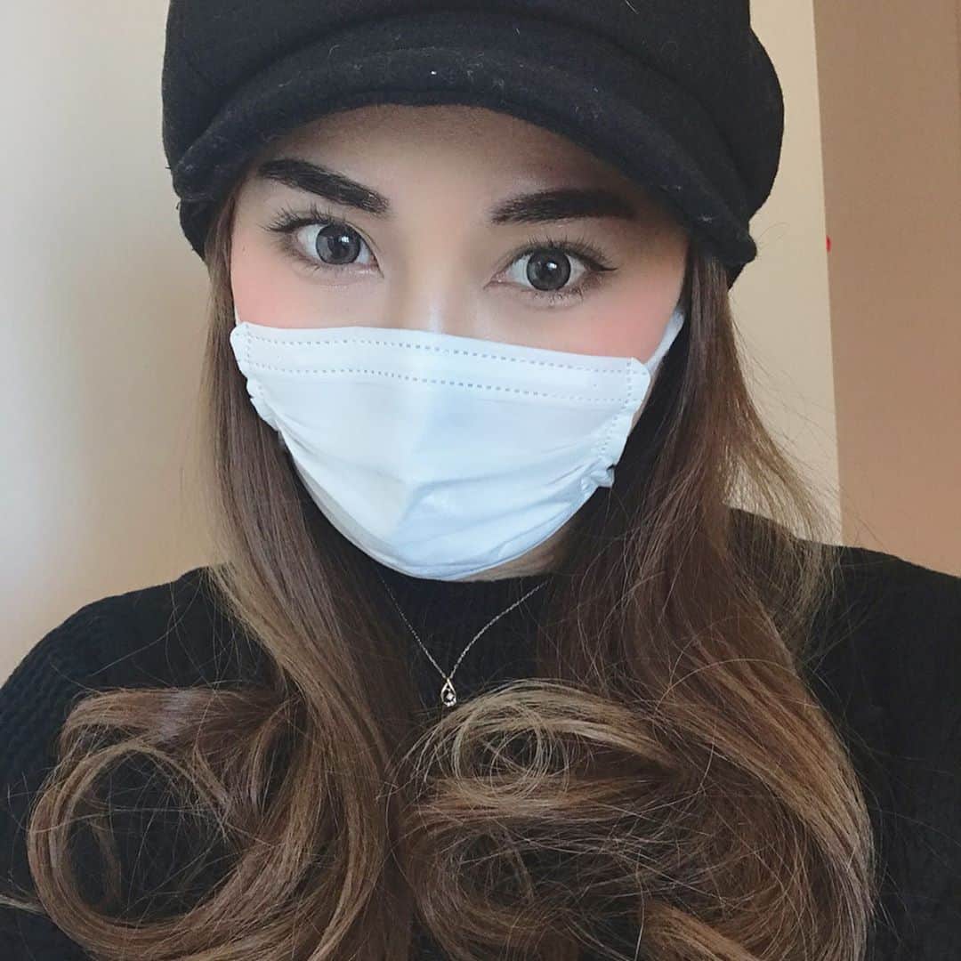 のインスタグラム：「✯ ✯ 眉アートメイクレポ♡ 2回やって貰い2〜3ヵ月が経ちました。 ✯ 元々、右側は下がり眉 左側がつり眉？ (皆から見たら逆) なので化粧をする時に 両方を合わせるのに時間がかかってたから 右は上を埋めて、左は下を埋めたかったの。 ✯ 2回で終了したから、まだ少し薄い場所もあるけど、大満足♡ ✯ スッピンで違和感なく、 化粧の時は少し太眉にしたいから眉毛の淵だけ少し書いて眉マスカラ塗ってるよ‼︎ ✯ SNSモニターですごく格安でやって貰えるから気になる方はDMしてみてね‼︎ @artmaker_micloblading  DMの際は誰からの紹介か聞かれると思うから、最初に珠望のinsta見てきましたって伝えればスムーズだと思うよ♡ ✯ 完了したけどメンテナンスで半年〜1年に1回位とか通いたいな♡って思える程 気軽に通える位リーズナブルな値段で しかも凄い美女が施術してくれるよ♡ ✯ ✯ 1枚目 1回目直後 2枚目 2回目直後 3枚目 施術前麻酔中 4枚目 施術後 5枚目 家ではワセリンにラップw 6枚目 施術前Before 7.8枚目 現在スッピン 9枚目 メイク後 ✯ #眉アートメイク #眉アートメイク施術後  #眉アートメイク施術直後  #眉アートメイクモニター募集  #アートメイク」