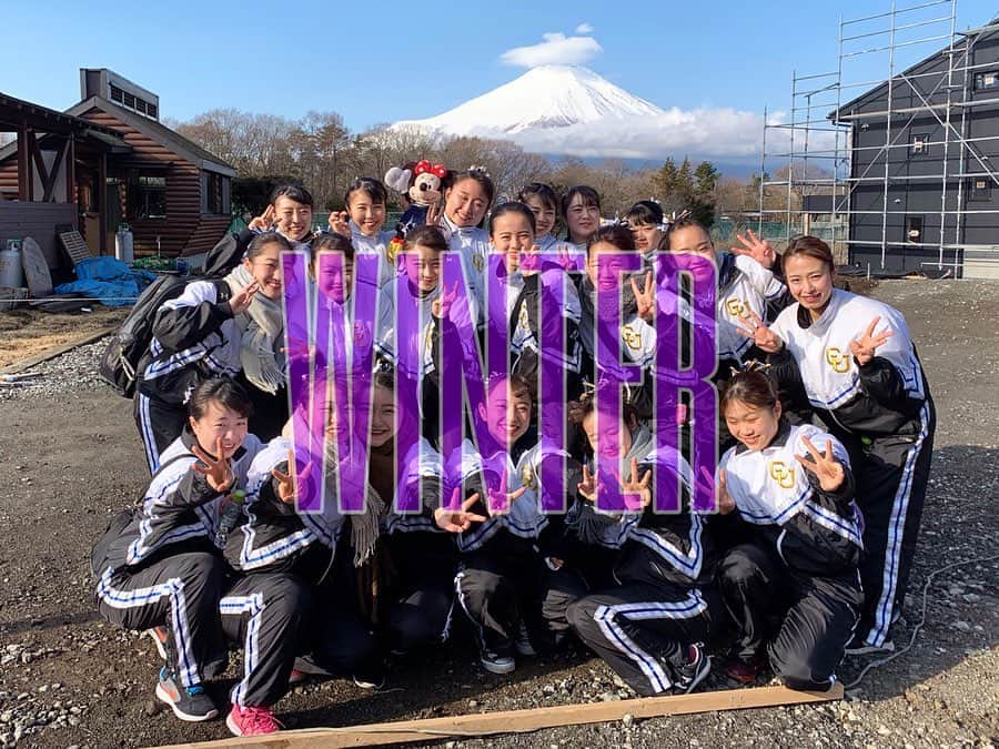 中央大学応援団チアリーディング部SPIRITSのインスタグラム：「【新歓企画第1弾🌸季節ごとの活動内容】 . 今日はSPIRITSの冬（12,1,2月）の活動内容を紹介します❄️ 4年生の引退や代替わりがあり、SPIRITSにとって大切な時期です⛄️ . ◆インカレ（2,3枚目） 全日本チアリーディング選手権大会に出場します！ Ａ,Ｂ2つのチームに分かれて出場します🌞 インカレは1年生の大会デビュー、4年生最後の大会になります🕊 . ◆長期オフ インカレが終わり、年明けまで活動が休みになります！ 年末年始は体を休めて、家族と過ごす部員が多いです☺️ . ◆箱根駅伝応援（応援の写真はまとめて別の投稿をします😉） 選手の背中を押せるように、観客の皆さんと一緒になって声援を送ります🔥 4年生は箱根駅伝の応援で応援団を引退されます😌 . ◆春合宿 毎年2月に応援団3部で合宿を行なっています！新体制となり、応援がより一層良いものになるよう練習しています💪 .  これで新歓企画第1弾の季節ごとの活動内容の紹介は最後です😌 明日からは新歓企画第2弾です！応援に行く部活動を紹介します📣 . . #新歓 #インカレ #春合宿 #合宿 #応援団 #中央大学応援団 #チアリーディング #cheer #cheerleading #春から中大 #春から中央 #中央大学 #中大 #青春」