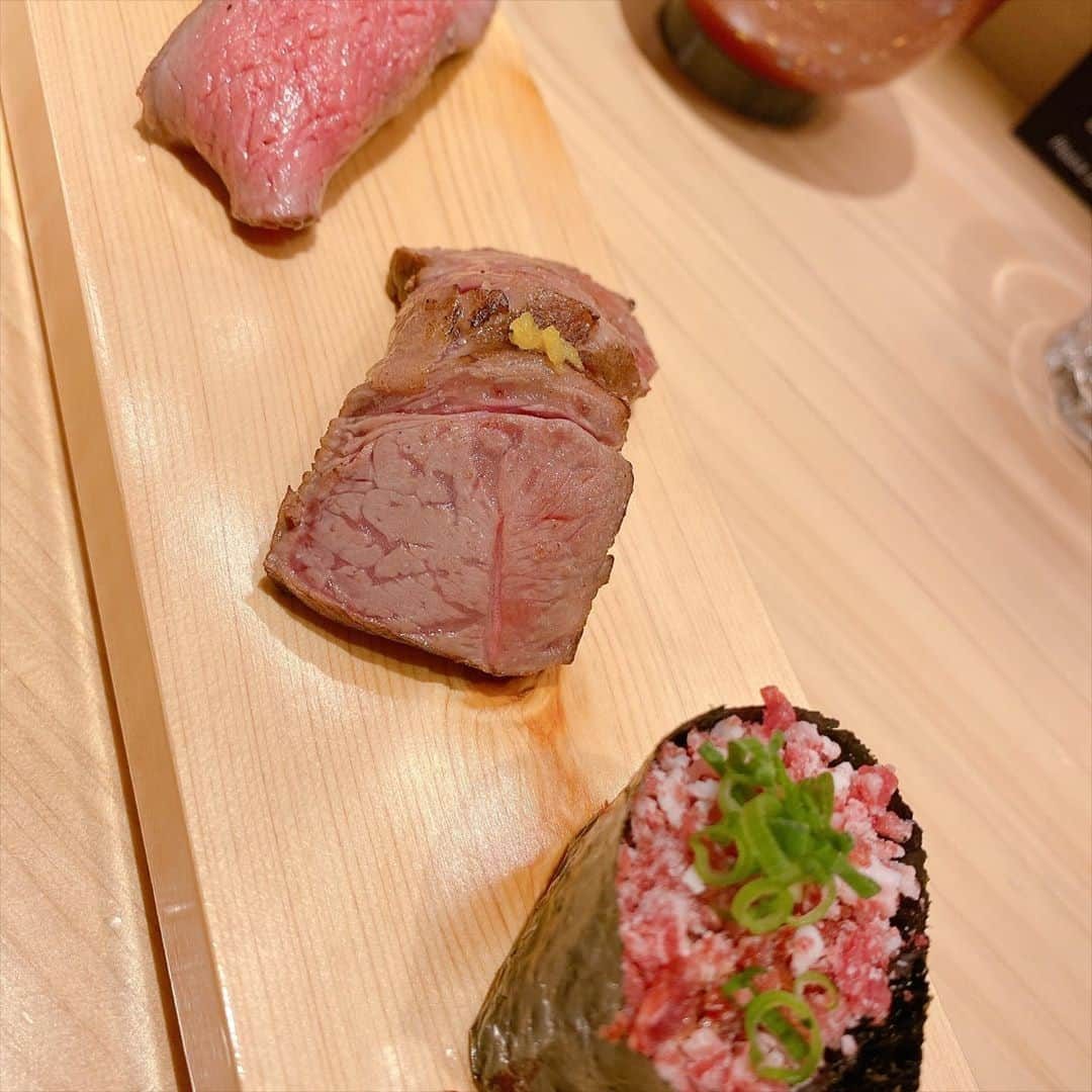 吉澤友貴さんのインスタグラム写真 - (吉澤友貴Instagram)「美味しい物は幸せドーパミンドバドバ🥺❤️ シャンパンも飲んで美味しい気持ちいい夜でした🤤 お肉のお寿司屋さん最高でした🍣💓 ご馳走様です🥺💖 @onikuasakusa 、 、 、 #浅草グルメ#浅草#お肉のお寿司#おにくのおすし#おにくのおすし浅草店#女子会#貸切」3月19日 15時46分 - yuki_yoshizawa_