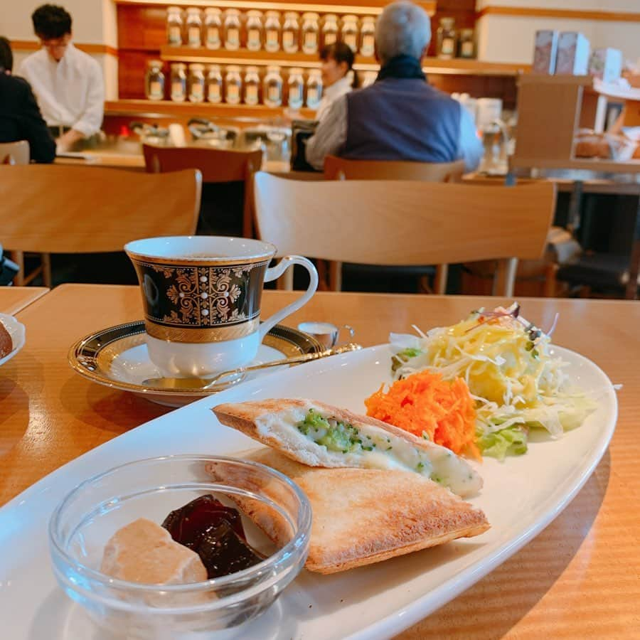 澤野井香里さんのインスタグラム写真 - (澤野井香里Instagram)「コーヒーの香りにそそられて　@caffe_verdi_ へ♡﻿ ﻿ 直焙煎の美味しい深煎りコーヒー☕️にバター・キャラメルナッツ・チーズ🧀のトースト🍞食べ比べをしたり、ホットサンドで幸せな午前中✨﻿ いいタイミングでMもお昼寝してくれた＾＾ ﻿ ﻿ 暖かくなってきたので、ご紹介頂いたキレイな春色ライラックカラーのドゥクラッセＴシャツ・ボートネック7分袖/58cm丈を♪﻿ シンプルなデザインにシルエットも好き✨　@doclasse_style ﻿ ﻿ もっとゆっくりお茶したかったけど、ちょこまか動いたり歌い出したりダンスしたり、Sがいると他のお客様にご迷惑なのでそそくさと帰ったよ😂﻿ 二人とも幼稚園行ってくれるようになったらゆっくり来たいw﻿ ﻿ #ks_20✨#ks_kyoto✨ #京都　#北山　#京都カフェ　#北山カフェ　#京都グルメ　#京都ランチ　#カフェめぐり　#👶 #1歳 #娘 #ベビフル #ママリ #コドモノ #関西ママ #京都ママ #女の子ママ #男の子ママ　#ママライフ #　#ks_dau #ks_dau_2020  #M🍒_﻿ #PR #doclasse #ドゥクラッセtシャツ #ボートネック #ドゥクラッセ #ダブルフロント」3月19日 7時03分 - kaori_sawanoi