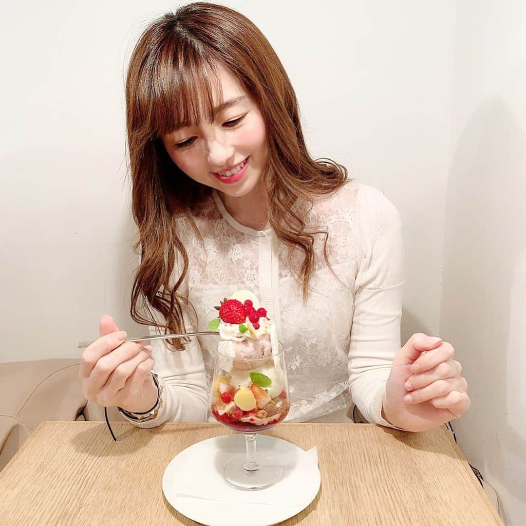 早川愛さんのインスタグラム写真 - (早川愛Instagram)「パフェ🍓💕﻿ ﻿ 今年7パフェ目は、﻿ 念願のビヤンネートルの苺レモンバジルのパフェ❤️❤️❤️﻿ ﻿ ﻿ ﻿ あまおう苺のミルクジェラート、﻿ ほっこり優しいあじ🍓💕﻿ そしてレモンココバジルのソルベ、﻿ 酸味もちゃんとあってめちゃくちゃ美味しかた😭🍋💛﻿ ﻿ ﻿ 前に催事で桃のパフェを食べてから﻿ ついに本店に行けました✨✨✨﻿ またいけるといいな😉﻿ ﻿ ちなみにロゼワインジュレでほろ酔い〜﻿ ピンクちゃんになりました☺️弱すぎる笑笑﻿ ﻿ ﻿ swip💁‍♀️﻿ お友達に、毎朝旬のフルーツ&リンゴ1個食べてる事に驚かれました🍎🍎🍎﻿ ダイエットとか美容の為というより﻿ 子供の頃からの習慣&ただのフルーツ大好き人間で、おそらく果糖とりすぎ🤣﻿ おやつにジップロックに入れて持ち歩いたりもします🍎❤️﻿ 結果1日2リンゴですね🍎🍎﻿ むしろ朝はみんなフルーツを食べていると思ってたから逆に驚きました😲﻿ みんな朝は何食べてるの⁉️﻿ ﻿ ﻿ ﻿ ﻿ @bien_etre_patisserie ﻿ #パフェ﻿ #パフェ巡り ﻿ #パフェ活 ﻿ #パティスリービヤンネートル﻿ #ビヤンネートル﻿ #代々木上原﻿ #代々木上原カフェ﻿ #代々木公園﻿ #代々木公園カフェ﻿ ﻿ #フルーツ大好き ﻿ #フルーツ大好き人間」3月19日 7時12分 - megumegu_1006