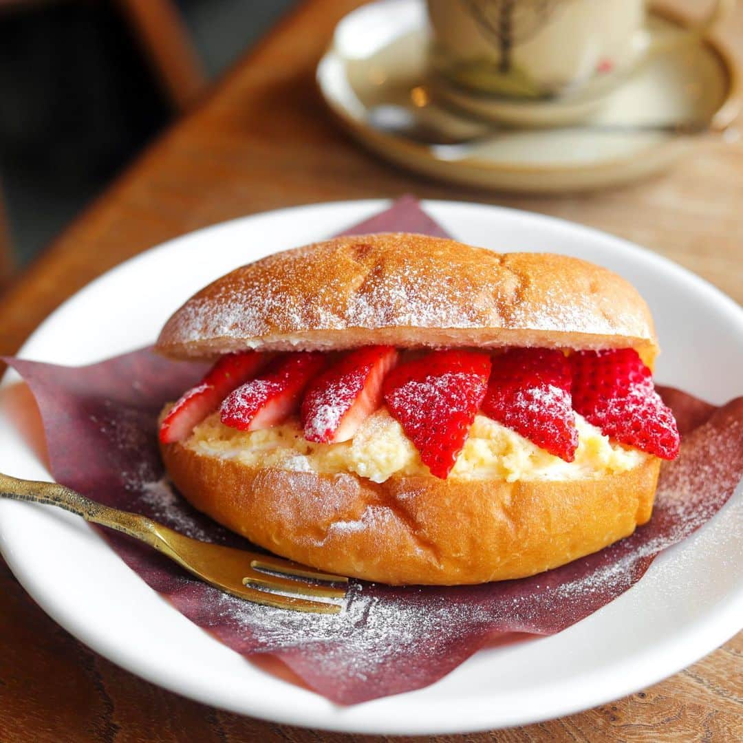 きょん。さんのインスタグラム写真 - (きょん。Instagram)「. .  トースター @toaster488  初代 いちごっぺが 復刻されましたーっ🍓！ .  コッペの風味を 全く阻害しない いちごとマスカルポーネの 献身的な味わいに👏  #トースター #sweets#breakfast」3月19日 7時14分 - kyon_tokiiro