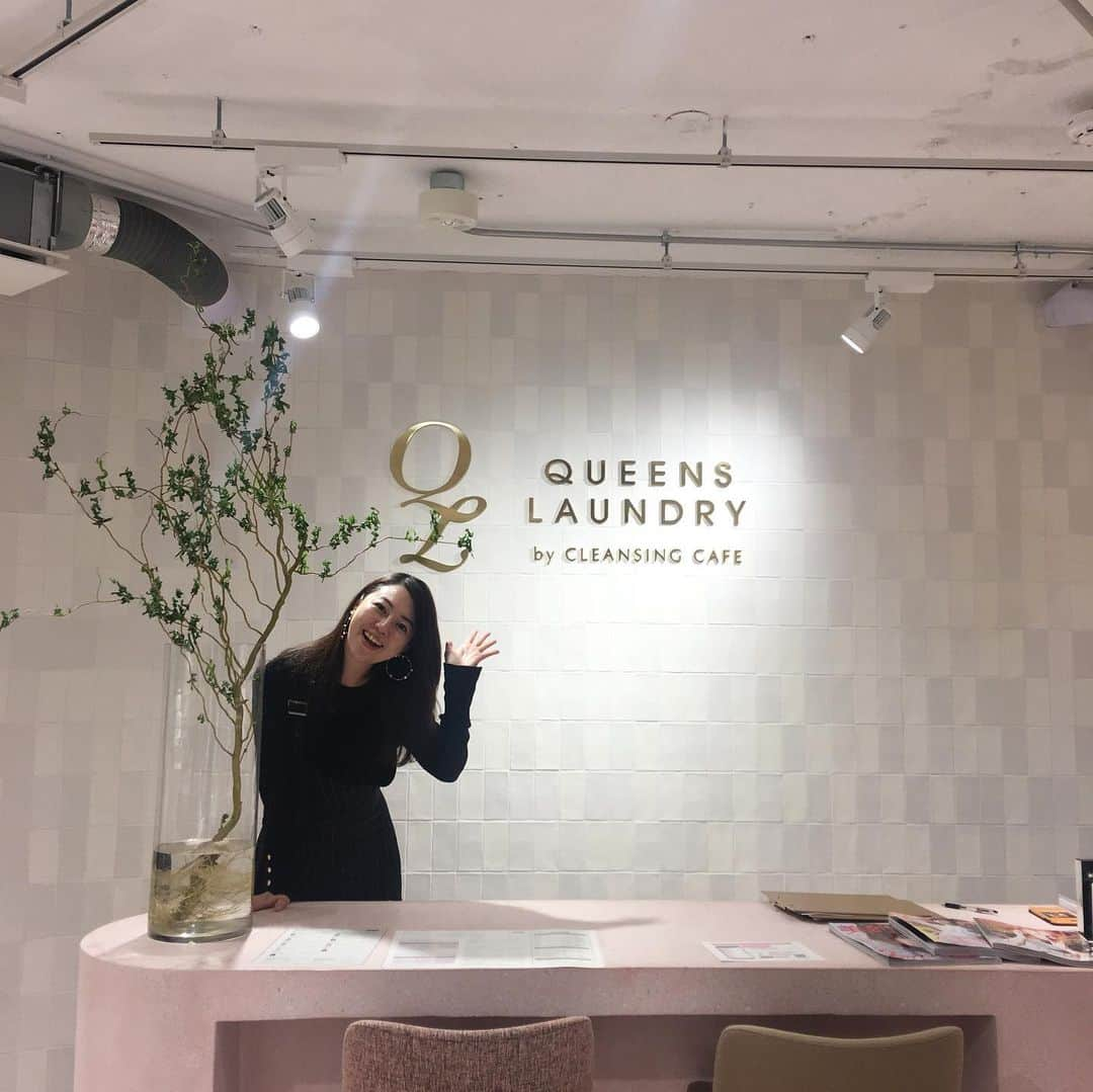 増山敬子さんのインスタグラム写真 - (増山敬子Instagram)「@queens_laundry  は全世界で注目されている スキンケアがいち早く手に入ります🕊 これは #SECRETMUSEMOISTURESERUM #保湿美容液  私は美容に詳しくないから 美容オタクが良い！っと言うものと 自分の予算がマッチすれば試してます。 ポイントはオタク並みに情報がある事！ @makiko_imaizumi  @hasegawa.elena.tomomi  これまた去年の写真🤣 * クィックエステは受けたことあるかな？ そろそろ私も行かなきゃー！ サクッとうけれて、プライスもお手頃すぎだよ✌︎ あ！この保湿液はね、 肌に活気を起こして澄んだお肌に仕上げてくれるセラムで 3種類の#ヒアルロン酸 (高分子、中分子、低分子)の3つを一緒に使用してお肌の表面から肌の奥まで水分を与えてくれ、 #コラーゲン の合成を促進させ #シワの改善#弾力UP#透明感 を与えてくれるよ！ * ただいま花粉症でなのかあんまり全体的に調子は良くないけど、食欲とよく寝れるからまぁ良いか！笑 それだけでも十分幸せ👏🏻」3月19日 7時14分 - keikomasuyama