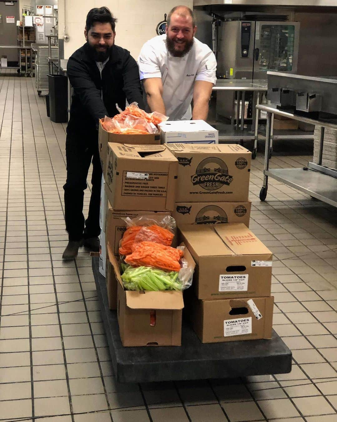 ヒューストン・ロケッツさんのインスタグラム写真 - (ヒューストン・ロケッツInstagram)「‪Yesterday the Houston Rockets, @toyotacenter and Levy Restaurants donated over 600 pounds of produce that would have been wasted due to the suspension of events at the arena to @secondservingshouston! Second Servings delivers unsold food safely to approved charitable meal sites to serve those in need.‬」3月19日 7時16分 - houstonrockets