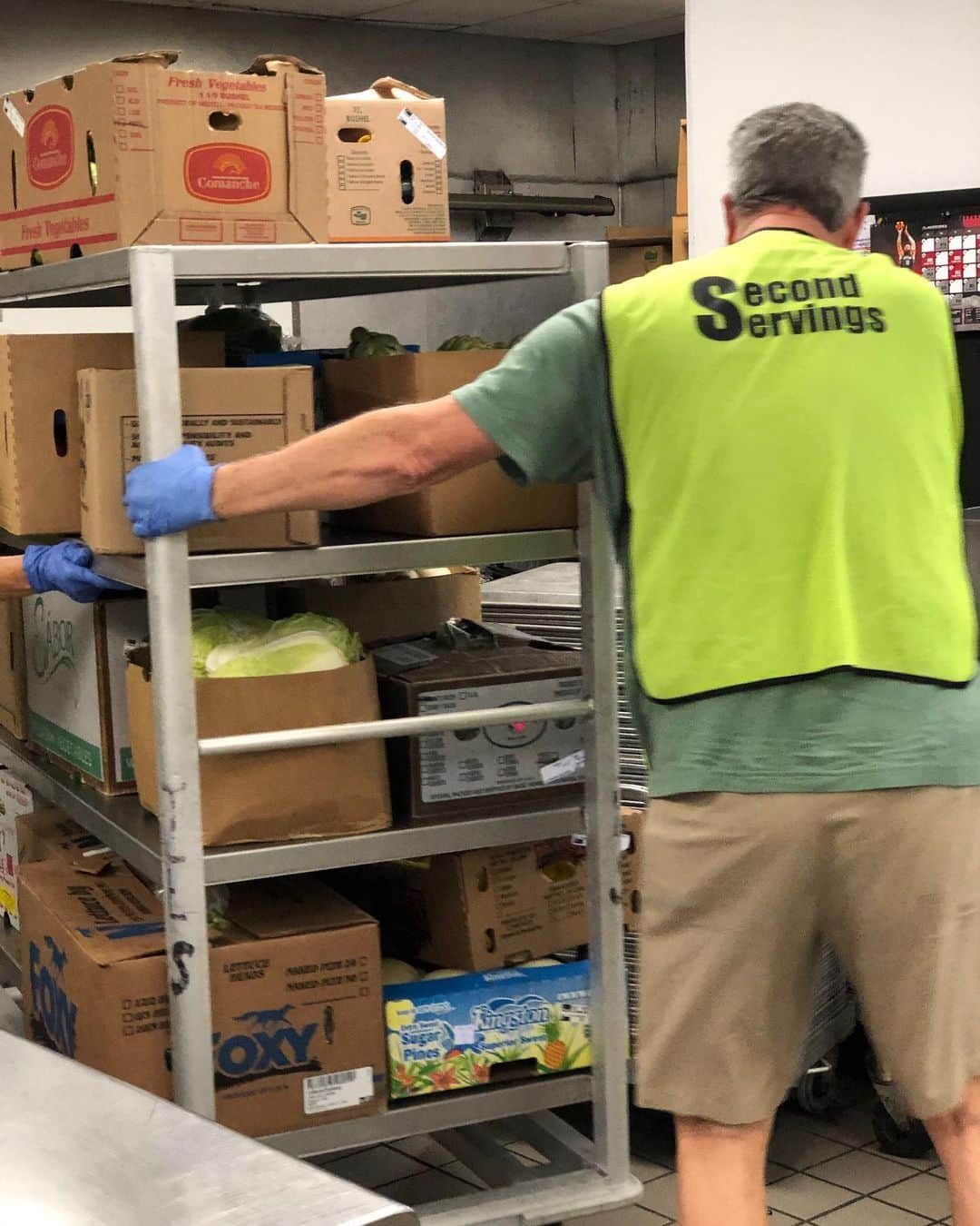 ヒューストン・ロケッツさんのインスタグラム写真 - (ヒューストン・ロケッツInstagram)「‪Yesterday the Houston Rockets, @toyotacenter and Levy Restaurants donated over 600 pounds of produce that would have been wasted due to the suspension of events at the arena to @secondservingshouston! Second Servings delivers unsold food safely to approved charitable meal sites to serve those in need.‬」3月19日 7時16分 - houstonrockets