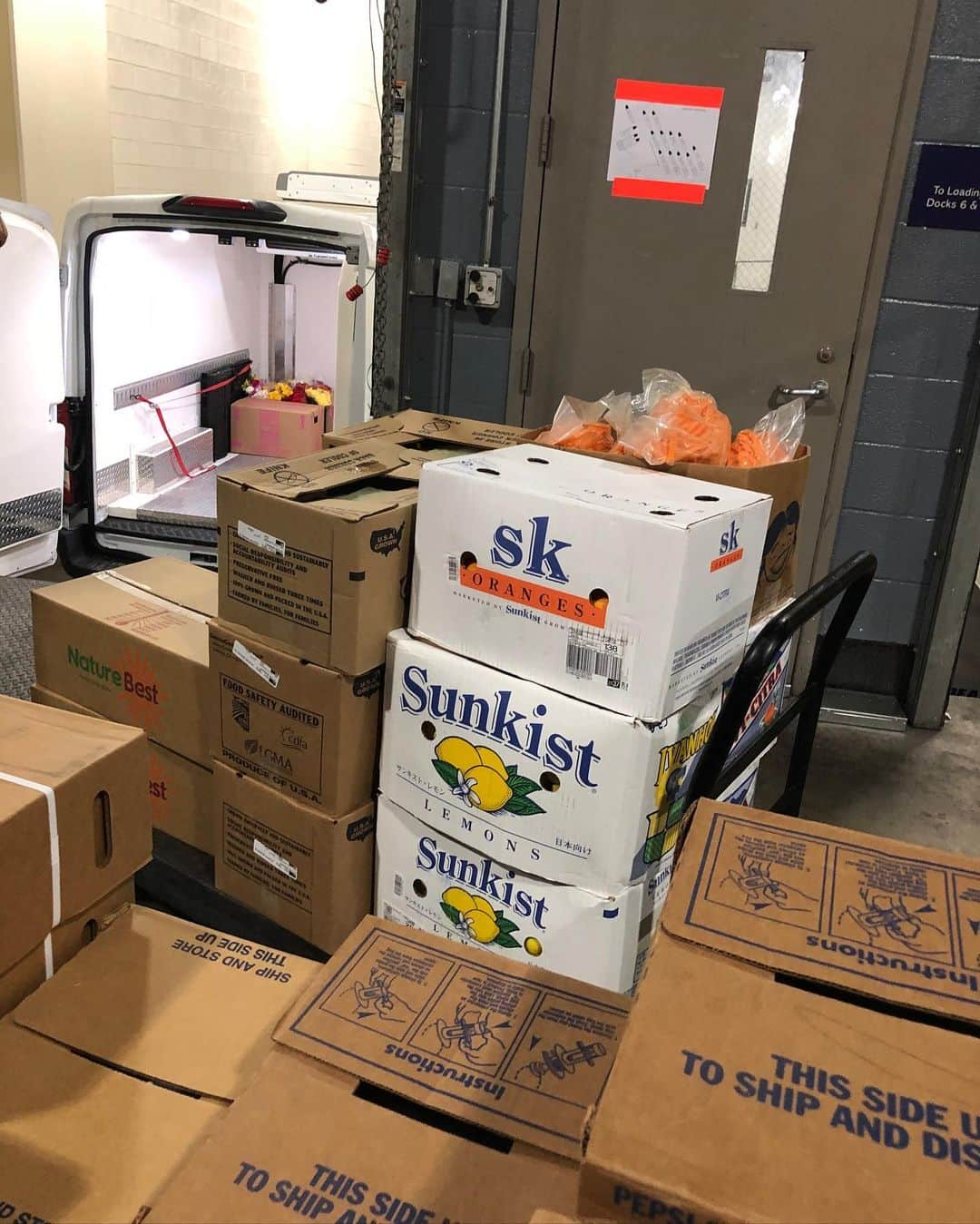 ヒューストン・ロケッツさんのインスタグラム写真 - (ヒューストン・ロケッツInstagram)「‪Yesterday the Houston Rockets, @toyotacenter and Levy Restaurants donated over 600 pounds of produce that would have been wasted due to the suspension of events at the arena to @secondservingshouston! Second Servings delivers unsold food safely to approved charitable meal sites to serve those in need.‬」3月19日 7時16分 - houstonrockets