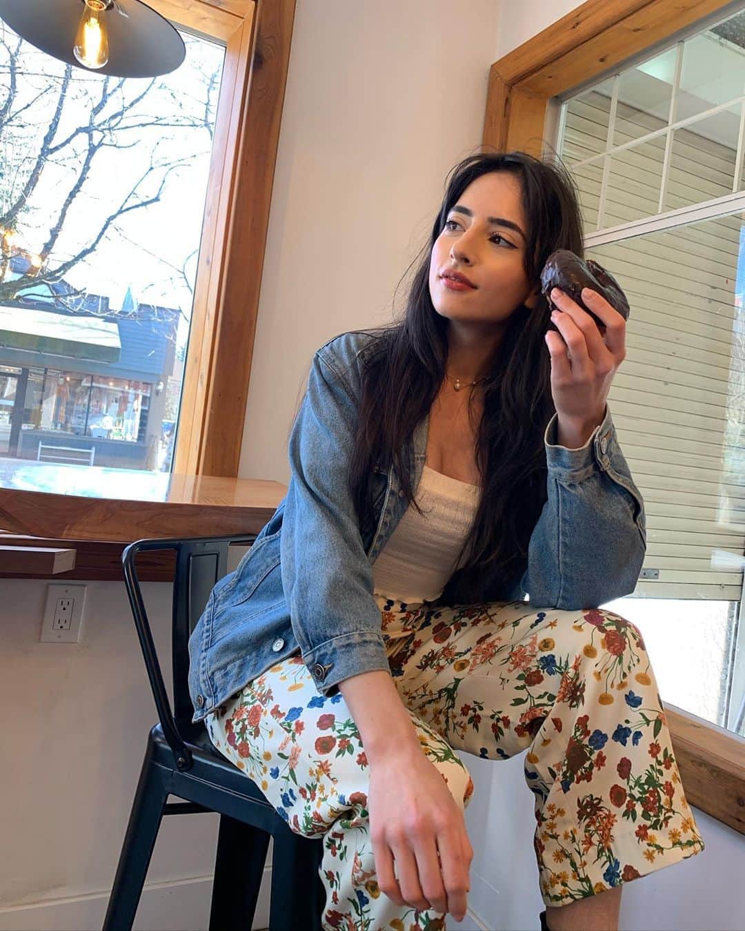 Sarah Ramadanのインスタグラム：「Life is better when you're on your own team. And with time, I have become my most valuable player :) 💜 ⠀ when I chose to hit pause on the spaces I was expected to occupy, I was able to address a subtle yet pressing time in my life. A time where, at twenty four years young, I’m just starting to get my toes wet. ⠀ The truth is, the world of social media is a curated space that I have felt limited by. When algorithms spin a beauty ideal, you are expected to conform. When fitness is over-emphasized and fallaciously dressed up as a synonym to health, the topic of mental well-being becomes a subordinate. When self-love is over simplified as merely accepting one’s body, we miss out on all the other treasures that surpass our eyes. ⠀ Over the past few months, I’ve looked at my own actions and had to take a step back. not only for myself but for the younger generation watching me. For the women in recovery from mental illness that see a glimpse of hope in my story. For the men who dread their reflection thanks to body dysmorphia. For the girl googling whether a food product is safe to eat, or a mother who can’t can’t seem to get off the treadmill. ⠀ My goal for those that are tuning in is to create a space of love, compassion, and wholesome health. To feel safe from the pressures of the world that are tirelessly trying to make you feel inadequate in your skin. I want to do better for you, to condition your growth in a way that I didn’t have when I was a kid. because simply, this is how the world gets better. ⠀ Being picked up by the chaos that is societal beauty standards, I had to do myself a favour and escape the riptide. With a little introspection and eliminating the curated world of ig, I’m healthier and happier than I’ve ever been ⠀ And it’s so very good to be back 🌻 :,) ⠀ (PS this photo was taken before the outbreak became an emergency in my province. I have been self-isolating and social distancing since. I encourage all of you to do the same!!!) ⠀ #fightforgrowth #growbytheinch #fightfortheinches」