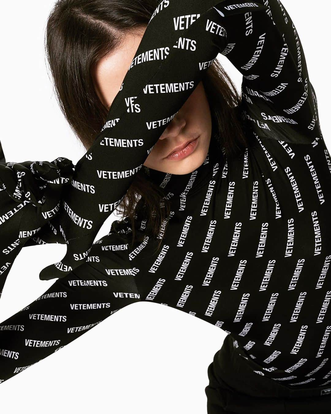 ヴェトモンさんのインスタグラム写真 - (ヴェトモンInstagram)「NEW SEASON BROWNSFASHION.COM @brownsfashion」3月19日 7時18分 - vetements_official