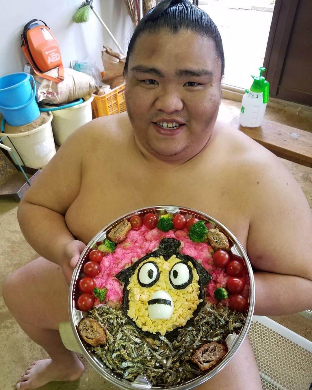 日本相撲協会さんのインスタグラム写真 日本相撲協会instagram 力士の手作り弁当 今場所は外出できないため 持参してお昼ご飯を食べています 錣山部屋の天 あまね は 部屋の呼出し 節男が作った和牛ローストビーフ丼 ローストビーフも手作りで