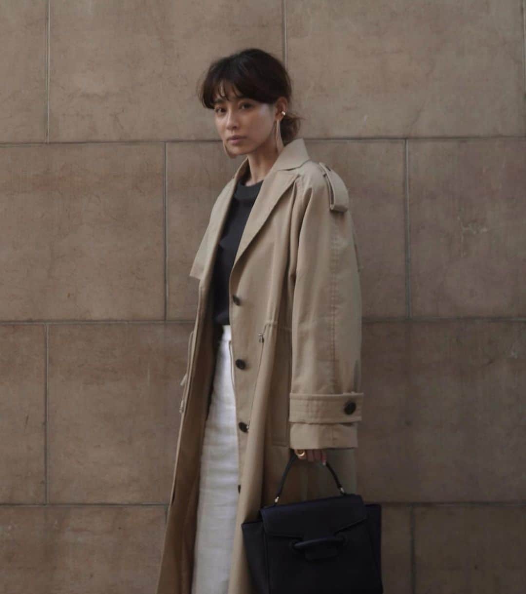 JUNNAのインスタグラム：「昨日の私服。 日中は気温も上がり、この装いでも暑すぎて アウターを手で抱えていました... でも夜はグッと冷えて寒い😵 (サンセットのタイミングで撮ったらオレンジに🍊) 一気に春らしいお天気の日がつづいて、 会社のデスクを見渡すと みんなの服装も一気に軽やかに... シフォン素材や、サテン素材もチラホラ👀🌸 みんなの服が春めき出す感じ..とてもスキ。  着るもの迷子...先ずは春コートの準備から...💪 ・ ・ outer/ #ドローストリングルーズトレンチコート tops/ #ラグランスリーブリブプルオーバー pants/ #リネンタックワイドパンツ 先行予約終了 shoes/ @zara  pierce/ @shopsoko 近日発売 bag/ @vasic_japan ・ #only #etretokyo #カジュアル #綺麗めコーデ #綺麗めカジュアル #156cm#sサイズコーデ #sサイズ#ボブ #ボブアレンジ #ボブヘアー #大人ボブ#ベージュコーデ #ベージュカラー#大人カジュアル #大人コーデ#zara#ザラ #vasic#2020etre_ss#トレンチコート #春コート#ヴァジック」