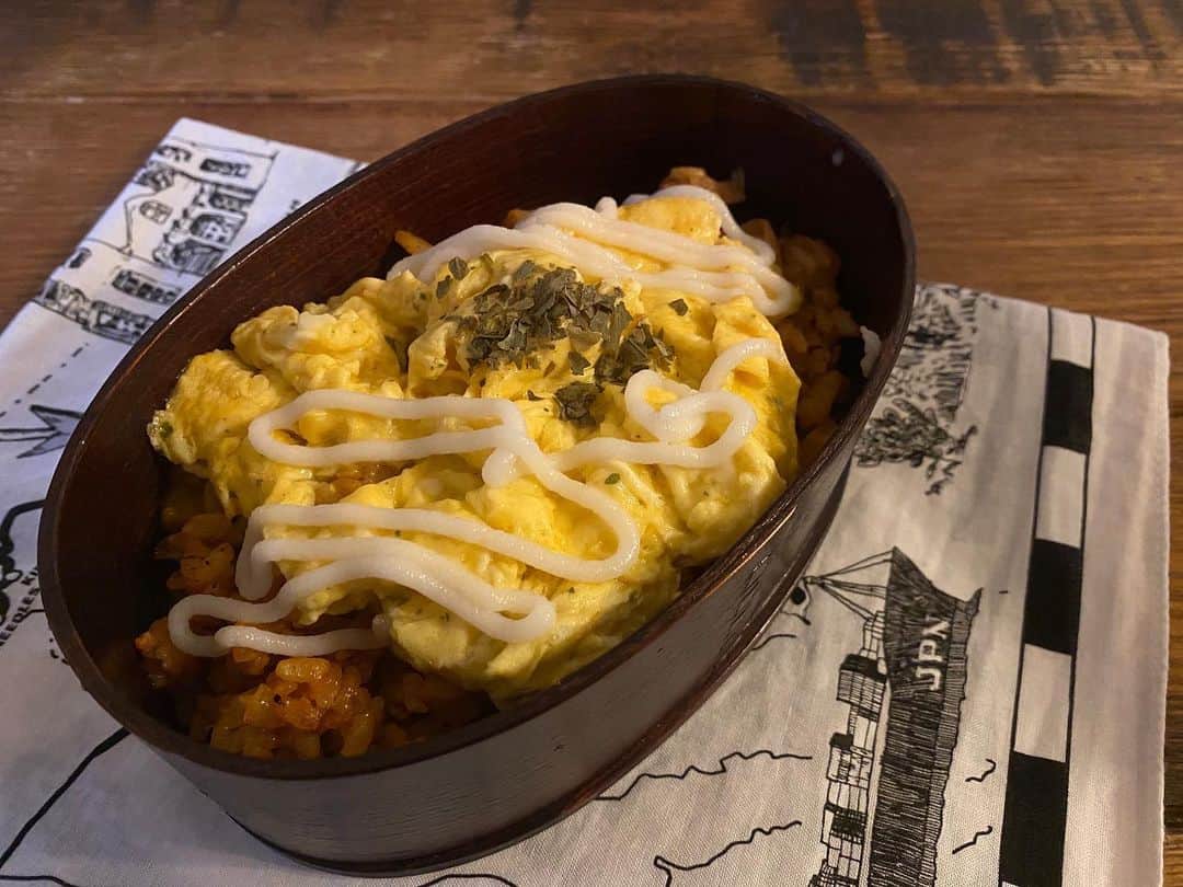 藤田敦子のインスタグラム：「ㅤㅤㅤ 【#blendabento 】 Bento day. ㅤㅤㅤ 手抜きの日はオムライスに限る！と思って作ったのに、 なんとケチャップがないことに気づき 朝からトマトジュースでケチャップ作り。 結果、手間かかる…🙄 ㅤㅤㅤ ケチャップライスはチキンのかわりに 出汁をとった干し椎茸と割り干し大根、 玉ねぎとソイミートで。 ㅤㅤㅤ マヨネーズは、 @yasakaallernon の米マヨ。 ㅤㅤㅤ スーパーにも平飼い卵増えてきてうれしいけど そもそも卵を育てる環境とか諸々気になって まぁできるだけ使わずに…と思いつつ 美味しいし便利やし、と、色々葛藤有り〼。笑」