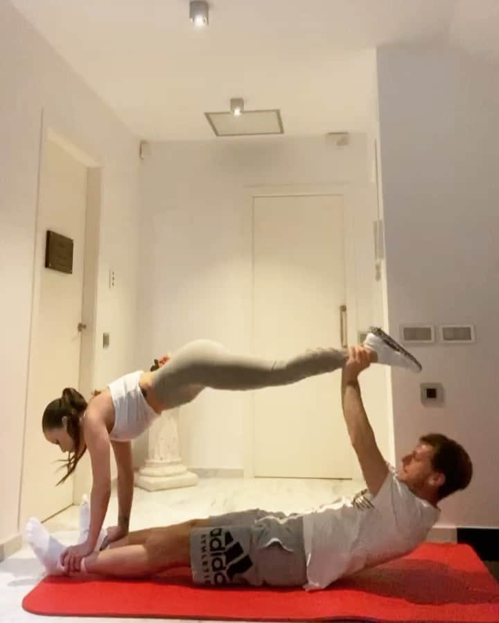 イヴァン・ラキティッチのインスタグラム：「Así se pasa mejor los días 💪🏻sesión entreno con @raquel_mauri ❤️Ánimo a todos, juntos venceremos al virus 🦠 quédate en casa 🏡 #yomequedoencasa」