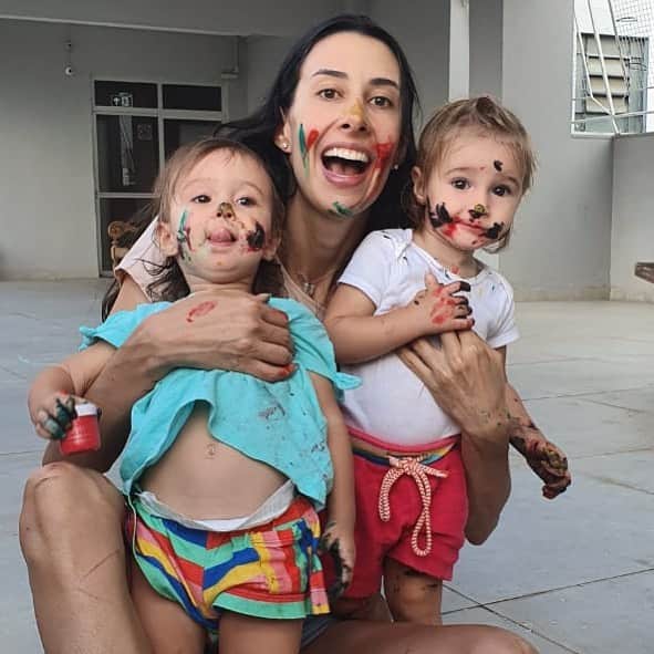 シェイラ・カストロのインスタグラム：「E o que fazer pra vc e suas filhas não enlouquecerem em casa? Fazer bagunça! Hahahaha! Aula das pitucas suspensa, treino e jogo nosso suspenso! Agora estão dormindo e amanhã tem muito mais bagunça!!! E vamo que vamo!!! #saicorona #albumdalizeninna #quarentena #maedemenina」
