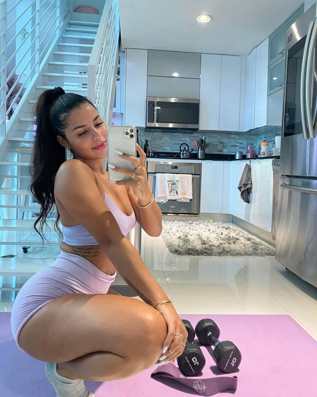 Katya Elise Henryさんのインスタグラム写真 - (Katya Elise HenryInstagram)「just finished up an at HOME leg+🍑 workout from my @workouts_by_katya 8 week peach pleaseeee challenge starting March 30th!! 🔥 Us #WBKgirls don’t need gyms to get peachy 😉 and guess what!? My new challenge let’s you switch between HOME or GYM workouts at anytime you want! So what are you waiting for?! Link in my bio my secure your spot!」3月19日 7時59分 - katyaelisehenry
