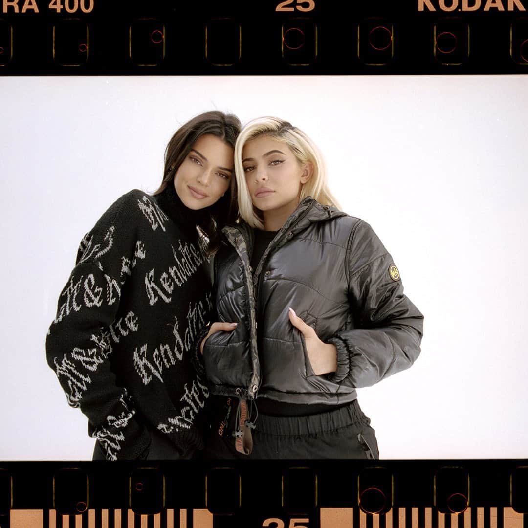KENDALL + KYLIEさんのインスタグラム写真 - (KENDALL + KYLIEInstagram)「Wishing everyone all the best through these ever changing times 🧡 We hope that you and your families stay safe and stay healthy 🧡」3月19日 8時18分 - kendallandkylie