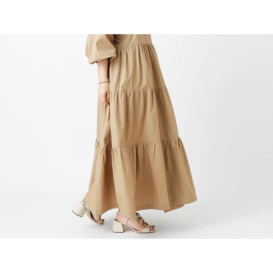 のインスタグラム：「【information】 . 3/19(thu)12:00〜START！ . オンラインストアでは、 普段入荷していないimport itemを期間限定で販売します。 . . クラシカルな美しさと機能性が融合するように設計されたBAG。 《PARISA WANG》 . . オフィスでもプライベートでも着こなしやすいワンピース。 《The Loom》 . . ハンドメイドならではの完璧ではないデザインがシルバーの凛とした雰囲気に柔らかさ相まったアクセサリー。 《ANOTHER FEATHER 》 . . . #beardsley #onlineshop #limited」