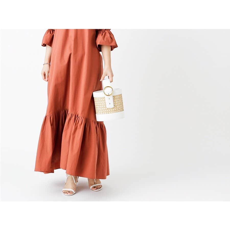 のインスタグラム：「【information】 . 3/19(thu)12:00〜START！ . オンラインストアでは、 普段入荷していないimport itemを期間限定で販売します。 . . クラシカルな美しさと機能性が融合するように設計されたBAG。 《PARISA WANG》 . . オフィスでもプライベートでも着こなしやすいワンピース。 《The Loom》 . . ハンドメイドならではの完璧ではないデザインがシルバーの凛とした雰囲気に柔らかさ相まったアクセサリー。 《ANOTHER FEATHER 》 . . . #beardsley #onlineshop #limited」