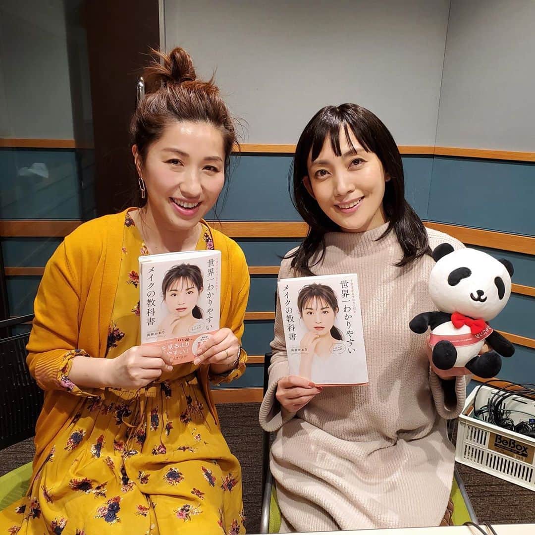 田中美里のインスタグラム：「私がパーソナリティーを務めているSompo Japan Nipponkoa presents MORNING CRUISIN'  今週はヘア&メイクアップアーティストの長井かおりさんがゲストに来てくださいました。  長井さんのご本「世界一わかりやすいメイクの教科書」  ほんとに丁寧でわかりやすくてこの本があれば、メイクが必ず上手になると思います。  春にむけてたくさんワクワクするお話していただきました！ 楽しかったなぁ。  21日土曜日朝9時から。 是非、お聴き下さいね。  前髪パッツンにしたいけど仕事でできないからこの日はウイッグでした。  #radio #bayfm78 #モーニングクルージン #土曜日朝9時  #ヘアメイクアップアーティスト  #長井かおり　さん #世界一わかりやすいメイクの教科書 #makeup  #美容  #ウイッグかぶってみた」