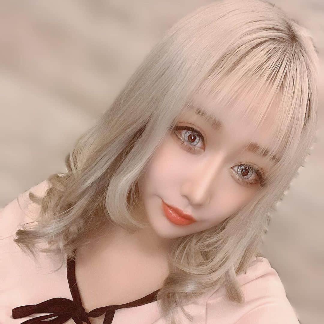 若月雅のインスタグラム：「ホワイトアッシュのカラコンお気に入り(о´∀`о)✨ . #派手髪 #カラコン #アニメ好きと繋がりたい」