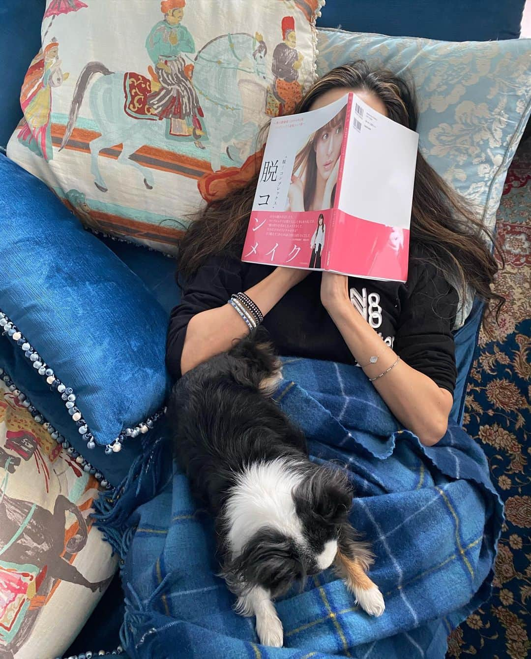 和央ようかさんのインスタグラム写真 - (和央ようかInstagram)「I’m chilling with my baby Dondon🐶 and my friend’s beauty book 📖  ベイビーどんどん🐶と宝塚の先輩で30年？🙄以上のお付き合いの  @shoyabuki0426 さんのビューティ本で過ごす午後😘 出かけないから、どどどすっぴんにジャージの日々😳🤪 #takakonystylin🍎 #nylife #nyc🍎#chihuahua #dondon🐶#どんどん #チワワ#nydog  #どすっぴん」3月19日 9時40分 - yokawao0215