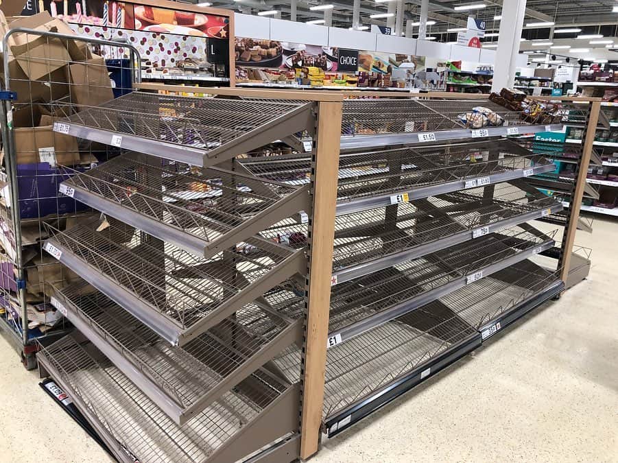 岡倫之さんのインスタグラム写真 - (岡倫之Instagram)「Not only paper but also bread, meat, canned foods, frozen foods and drinks are gone. I'm worried what will happen in the future. イギリスでは紙類、缶詰だけでなくいつの間にかパン、肉、冷凍食品、ドリンクすらも無くなっている… #GreatOKharn #wrestler #prowrestling #revpro  #njpw #England #Portsmouth #TESCO #Coronavirus #corona #overseasexpedition #overseaslife #britishlife #overseasscenery #britishscenery #オーカーン #プロレス  #プロレスラー #新日本プロレス #イギリス #海外遠征 #海外生活  #イギリス生活 #海外の風景 #イギリスの風景  #コロナウイルス #コロナ #品薄 #営業中  #世紀末」3月19日 9時50分 - great_o_khan