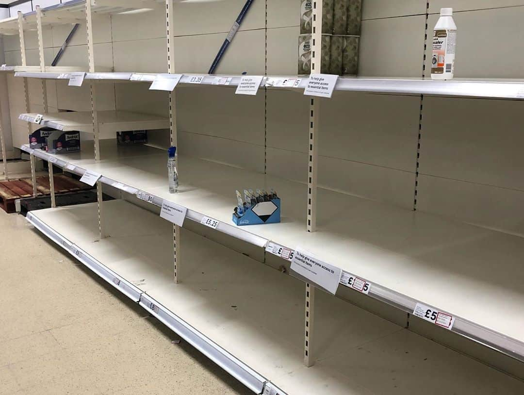 岡倫之さんのインスタグラム写真 - (岡倫之Instagram)「Not only paper but also bread, meat, canned foods, frozen foods and drinks are gone. I'm worried what will happen in the future. イギリスでは紙類、缶詰だけでなくいつの間にかパン、肉、冷凍食品、ドリンクすらも無くなっている… #GreatOKharn #wrestler #prowrestling #revpro  #njpw #England #Portsmouth #TESCO #Coronavirus #corona #overseasexpedition #overseaslife #britishlife #overseasscenery #britishscenery #オーカーン #プロレス  #プロレスラー #新日本プロレス #イギリス #海外遠征 #海外生活  #イギリス生活 #海外の風景 #イギリスの風景  #コロナウイルス #コロナ #品薄 #営業中  #世紀末」3月19日 9時50分 - great_o_khan