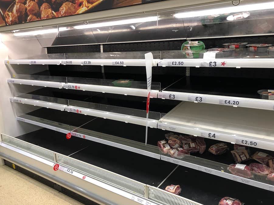 岡倫之さんのインスタグラム写真 - (岡倫之Instagram)「Not only paper but also bread, meat, canned foods, frozen foods and drinks are gone. I'm worried what will happen in the future. イギリスでは紙類、缶詰だけでなくいつの間にかパン、肉、冷凍食品、ドリンクすらも無くなっている… #GreatOKharn #wrestler #prowrestling #revpro  #njpw #England #Portsmouth #TESCO #Coronavirus #corona #overseasexpedition #overseaslife #britishlife #overseasscenery #britishscenery #オーカーン #プロレス  #プロレスラー #新日本プロレス #イギリス #海外遠征 #海外生活  #イギリス生活 #海外の風景 #イギリスの風景  #コロナウイルス #コロナ #品薄 #営業中  #世紀末」3月19日 9時50分 - great_o_khan