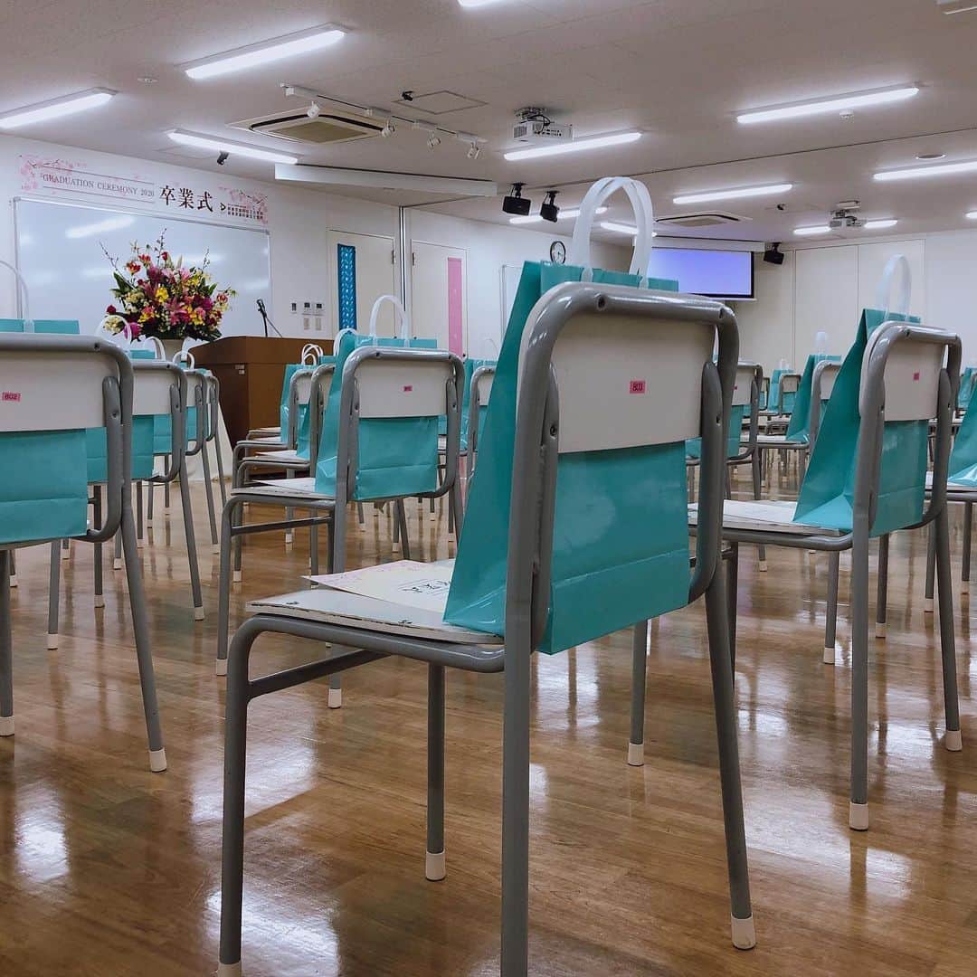 新東京歯科衛生士学校さんのインスタグラム写真 - (新東京歯科衛生士学校Instagram)「今日は卒業式。 たくさんのお花も届き、準備は万端！ あとは学生たちを迎えるだけ！  #新東京 #歯科衛生士 #専門学校 #卒業式 #最後の授業」3月19日 9時53分 - dh_shintokyo