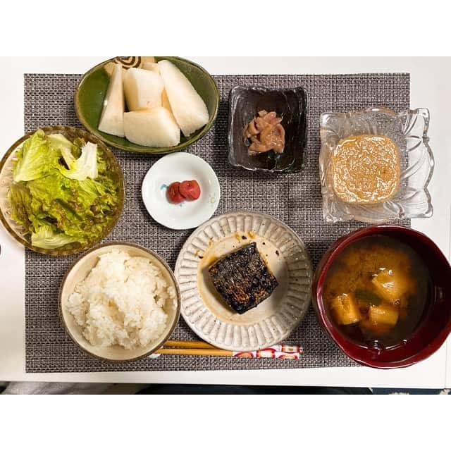 三島ゆかりさんのインスタグラム写真 - (三島ゆかりInstagram)「ツイッターに投稿してます #ゆかりんご飯 の記録投稿🍎🍚 和洋中バランス良く作ってますね💖👍 面倒臭くなると一気にパスタとパンの比率が高くなりますww😂 でも比較的パスタもパンもお昼に食べるものという感覚で、夜はご飯が食べたい人です😋✨ 最近お魚不足してる🐟 この写真たちはかなり前のやつです💦 #ご飯記録 #手料理 #和洋中 #料理好きな人と繋がりたい #夜はご飯 #パンとパスタは #手抜きランチ #お味噌汁 #赤だし派 #お漬物 #茄子ときゅうりのぬか漬け #大好き #納豆 #おくら #もずく #冷奴 #簡単副菜 #チーズパン #サラダ #パスタ #果物 #ポタージュ #instagood #instalike #instafood #三島ゆかり #ゆかりんご #follow」3月19日 9時56分 - apple340
