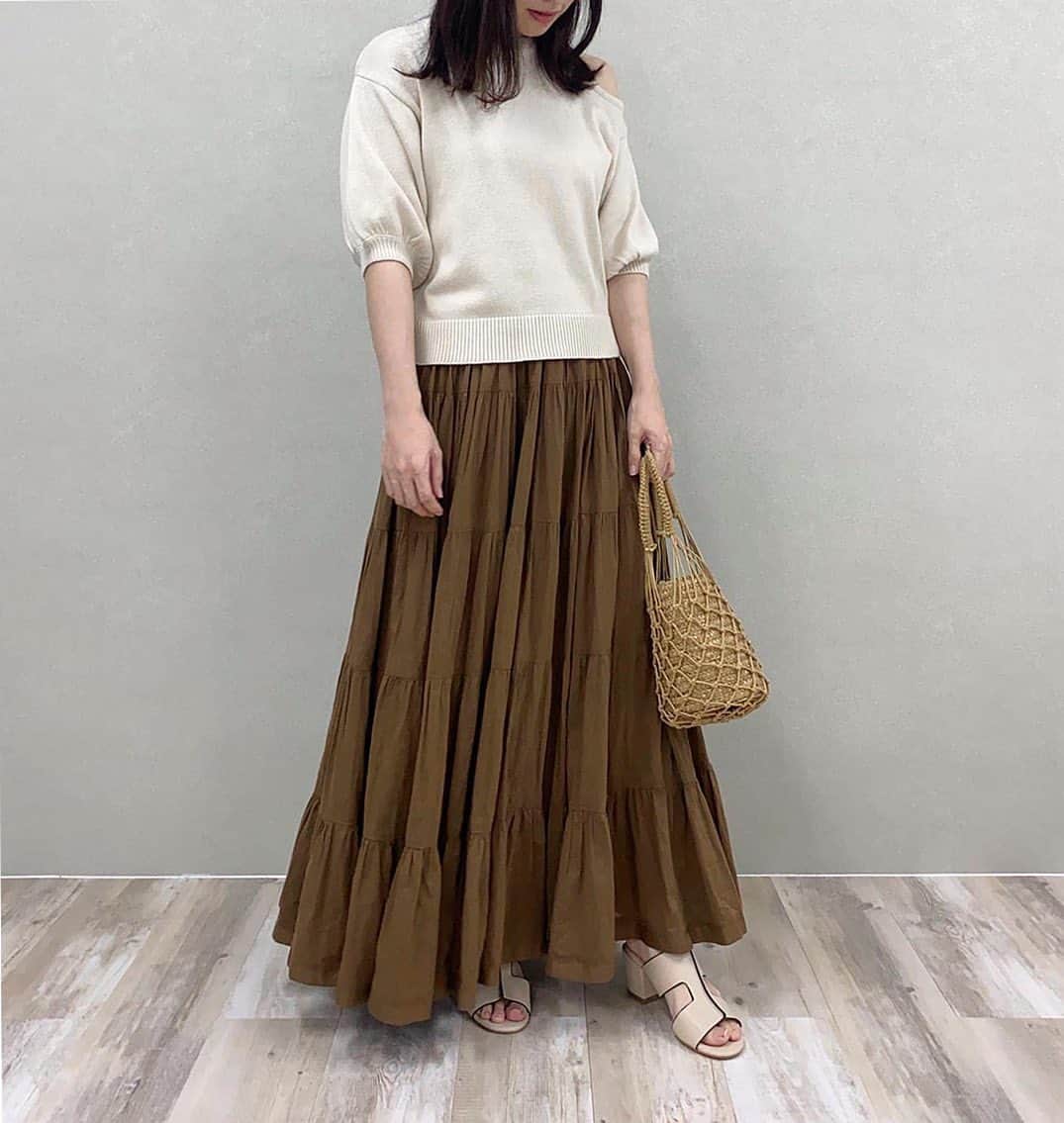 神戸レタス/Wowma店のインスタグラム：「3/19 23日(月) AM09:59まで！ ✨三連休特別企画✨ お気に入り登録数1000件超え！ 人気急上昇アイテムSALE さらに対象アイテム3500円以上で5%OFF❤️ . 今すぐ神戸レタスau Wowma!店へGO💨 －－－－－－－－－－－－－－－－－－ . こんにちは♪神戸レタスのたまぞうです🐣💛 本日新発売！田中亜希子さんコラボのティアードスカートを着てみました。 ボリューミーに見えますが、軽くてふんわりとした揺れ感がとってもかわいいです♪ 即完売必至の大人気アイテム！ ぜひチェックしてみてくださいね💓 . . #トップス 【C4328】 2,000円(税別) col:ライトベージュ .  #スカート 【M2780】 3,600円(税別) col:モカブラウン .  #シューズ 【I2103】 2,300円(税別) size:M col:アイボリー . . モデル身長:158cm . . 通販サイトは、プロフィールURLから飛んで下さい❤️ プロフィールからリンクに飛べない場合は「神戸レタス wowma!」「神戸レタス au」で検索してみてください♪商品はサイト内でID検索できます🐶🔍 . #神戸レタス#kobelettuce#プチプラコーデ#プチプラ#旅行#体型カバー#春服#今日の服#今日のコーデ#コーディネート#ファッション#ママコーデ#ママリ#ママファッション#しまむら#ザラ#韓国#インスタ映え#お洒落さんと繋がりたい#写真好きな人と繋がりたい#写真を撮るのが好きな人と繋がりたい」