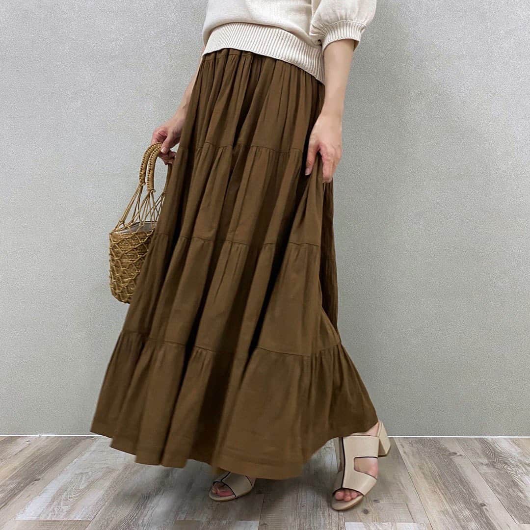 神戸レタス/Wowma店のインスタグラム：「3/19 23日(月) AM09:59まで！ ✨三連休特別企画✨ お気に入り登録数1000件超え！ 人気急上昇アイテムSALE さらに対象アイテム3500円以上で5%OFF❤️ . 今すぐ神戸レタスau Wowma!店へGO💨 －－－－－－－－－－－－－－－－－－ . こんにちは♪神戸レタスのたまぞうです🐣💛 本日新発売！田中亜希子さんコラボのティアードスカートを着てみました。 ボリューミーに見えますが、軽くてふんわりとした揺れ感がとってもかわいいです♪ 即完売必至の大人気アイテム！ ぜひチェックしてみてくださいね💓 . . #トップス 【C4328】 2,000円(税別) col:ライトベージュ .  #スカート 【M2780】 3,600円(税別) col:モカブラウン .  #シューズ 【I2103】 2,300円(税別) size:M col:アイボリー . . モデル身長:158cm . . 通販サイトは、プロフィールURLから飛んで下さい❤️ プロフィールからリンクに飛べない場合は「神戸レタス wowma!」「神戸レタス au」で検索してみてください♪商品はサイト内でID検索できます🐶🔍 . #神戸レタス#kobelettuce#プチプラコーデ#プチプラ#旅行#体型カバー#春服#今日の服#今日のコーデ#コーディネート#ファッション#ママコーデ#ママリ#ママファッション#しまむら#ザラ#韓国#インスタ映え#お洒落さんと繋がりたい#写真好きな人と繋がりたい#写真を撮るのが好きな人と繋がりたい」