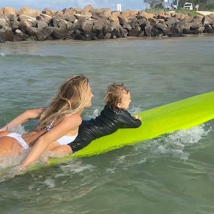 アラナ・ブランチャードのインスタグラム：「Banks is helping me get into waves now because I’m probably the worst paddler ever, jack calls me T-rex arms when I try to get into waves🤣Thank buddy!! Thank you @pyzelsurfboards for the longboard we love it.」