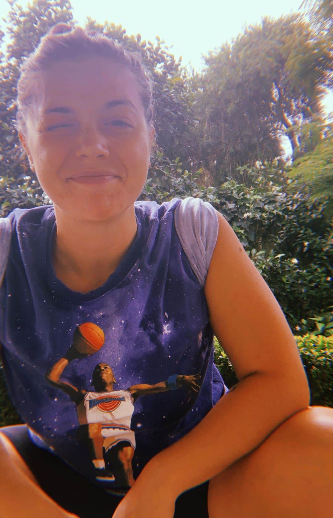 フィービー・ディ・トマソのインスタグラム：「Lots going on. But also not.  Lots of #fitspo filling up the feeds. Amzing. Love it. Here's a few of my faves: @fit_bear (online training programs + @ home tings) @macfilly.fitness (online training programs) @lydiaodo (running programs) @goodday.pilates (@ home pilates) @fwfglife (@ home yoga)  @andreagiottoli_coach (@ home tings + training program)  Keeping moving. Keep grooving. ❤️」