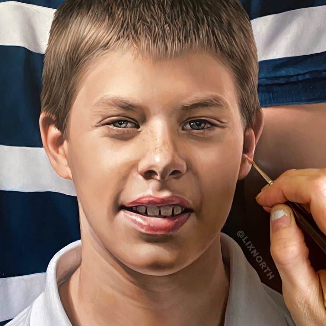 のインスタグラム：「One more of the 7 subjects in this current portrait, I also painted young Oliver 6 years ago, along with his two older siblings Sophie and Harrison. It’s amazing to look back at that old portrait now and not only see how much he’s grown up, but also how much my painting has evolved in 6 years 🙀 (swipe to see the older portrait ➡️). #WIP detail from ‘The Whole Whanau’, oil on aluminium, 900x1200mm 🖌. #art」