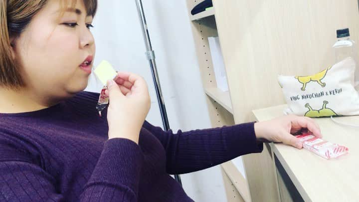 のインスタグラム：「『少食ブチギレシリーズ〜チーズ編🧀〜』 #ベビーチーズ #落ち込むわ #キレる元気すら無くなってきた #天才ピアニストますみ #ますみはお腹減ってない奴が嫌い😇」