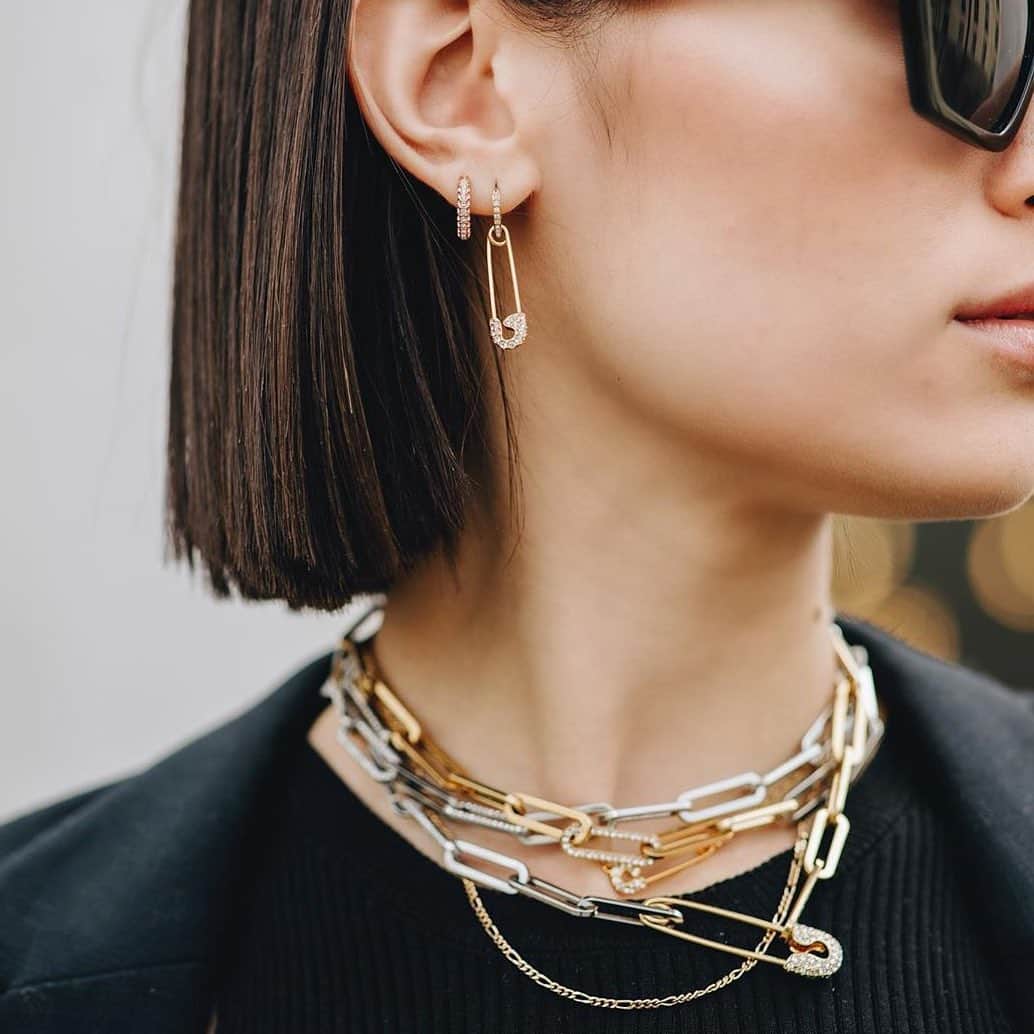 のインスタグラム：「@alexandraguerain brilliantly channels the 90’s safety pin trend with style wearing So Cool. #SparkDelight」