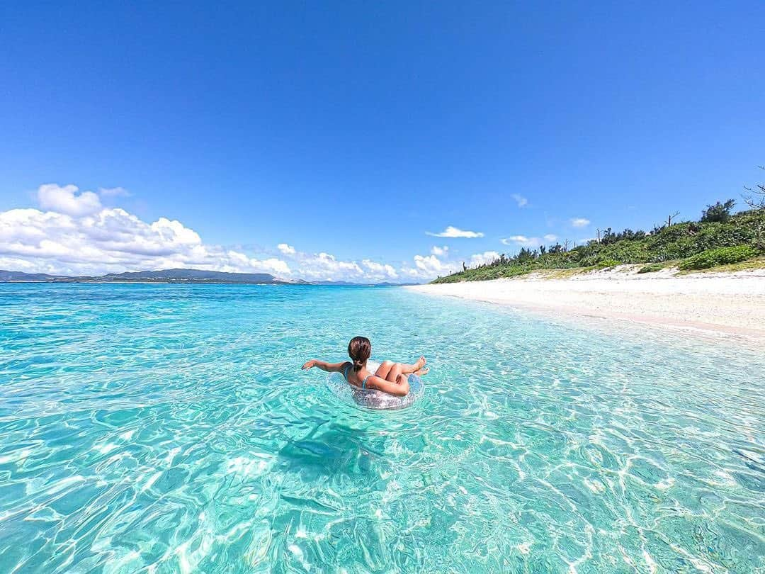 Be.okinawaさんのインスタグラム写真 - (Be.okinawaInstagram)「Shimmering, crystal clear waters surround our islands. Ready to float away? 📷:@ko_worker 📍:Minna Island  Minna Island is one of the most accessible remote islands in Okinawa, located only a 15-minute ferry ride away from the main island of Okinawa! It is also known as “Croissant Island” due to its unusual crescent shape that can be seen from up above!  #minnajima #motobu #水納島 #本部町 #민나섬 #모토부 #白い砂浜 #綺麗な海 #transparentsea #croissantisland #beokinawa #visitokinawa」3月19日 16時00分 - visitokinawajapan