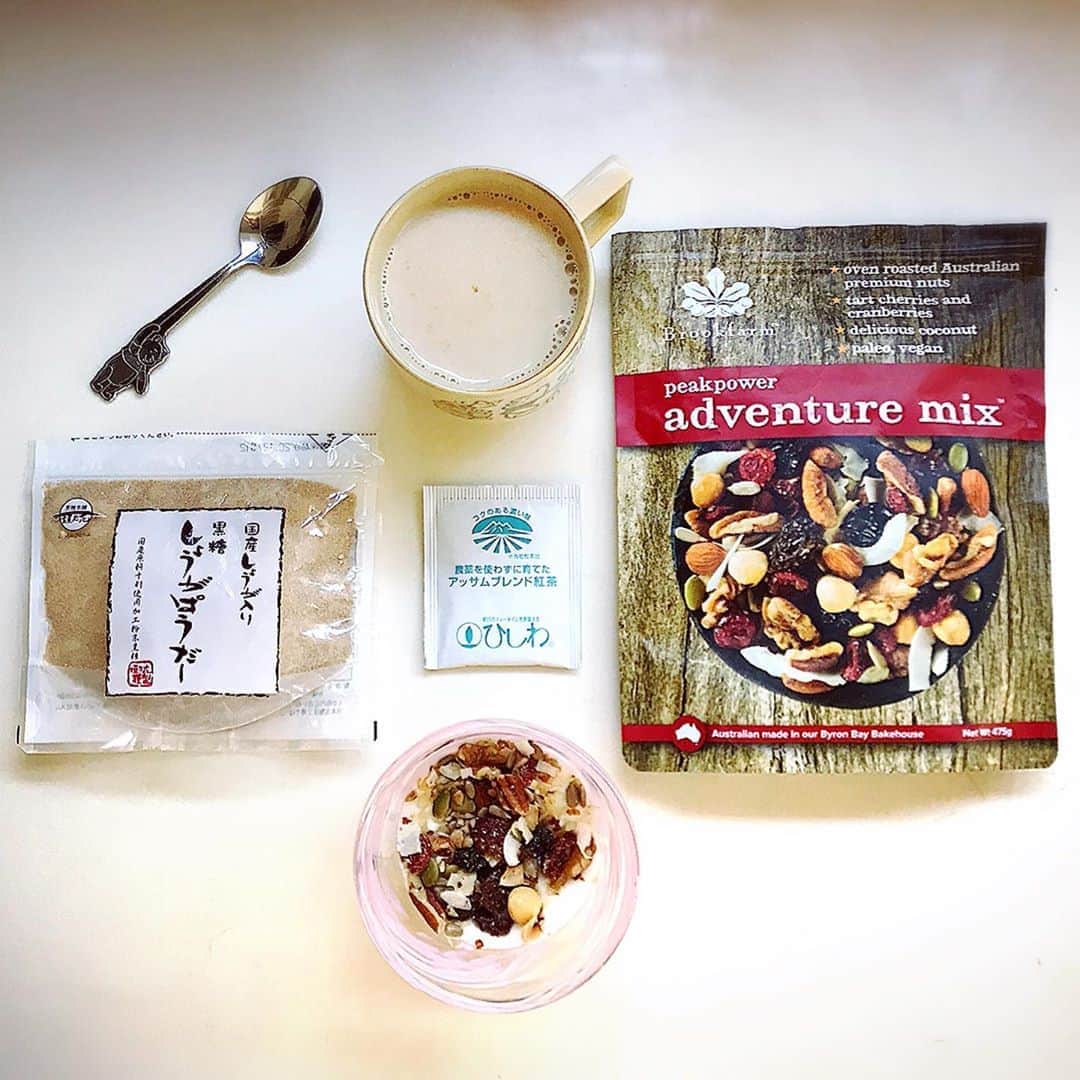 睦のインスタグラム：「なんとなく お出かけ自粛。  ふと、 今朝食べた物を パチリ。  毎朝。  濃いアッサム紅茶に豆乳と 黒糖しょうがパウダーを 入れた物を飲んでます。  お腹も空いてたら、 最近は。  ヨーグルトに はちみつと コストコで買った ドライフルーツと ミックスナッツが 美味しそうだった adventure mix を。  プーさんのマグと、 スプーンで頂きますぅ。  より、 美味しく感じますぅ😊  #adventure mix #blacktea  #assam  #コストコ  #costco  #hunny  #honey  #ヨーグルト  #yogurt  #はちみつ　 #ディズニー　 #豆乳  #プーさん　 #プー　 #ミックスナッツ  #mixnuts  #ドライフルーツ　 #dryfruit  #pooh  #winniethepooh  #うちのプーさん  #紅茶　 #アッサム  #ssw  #作詞家  #artist  #lyricist  #model  #井上睦都実 #睦」