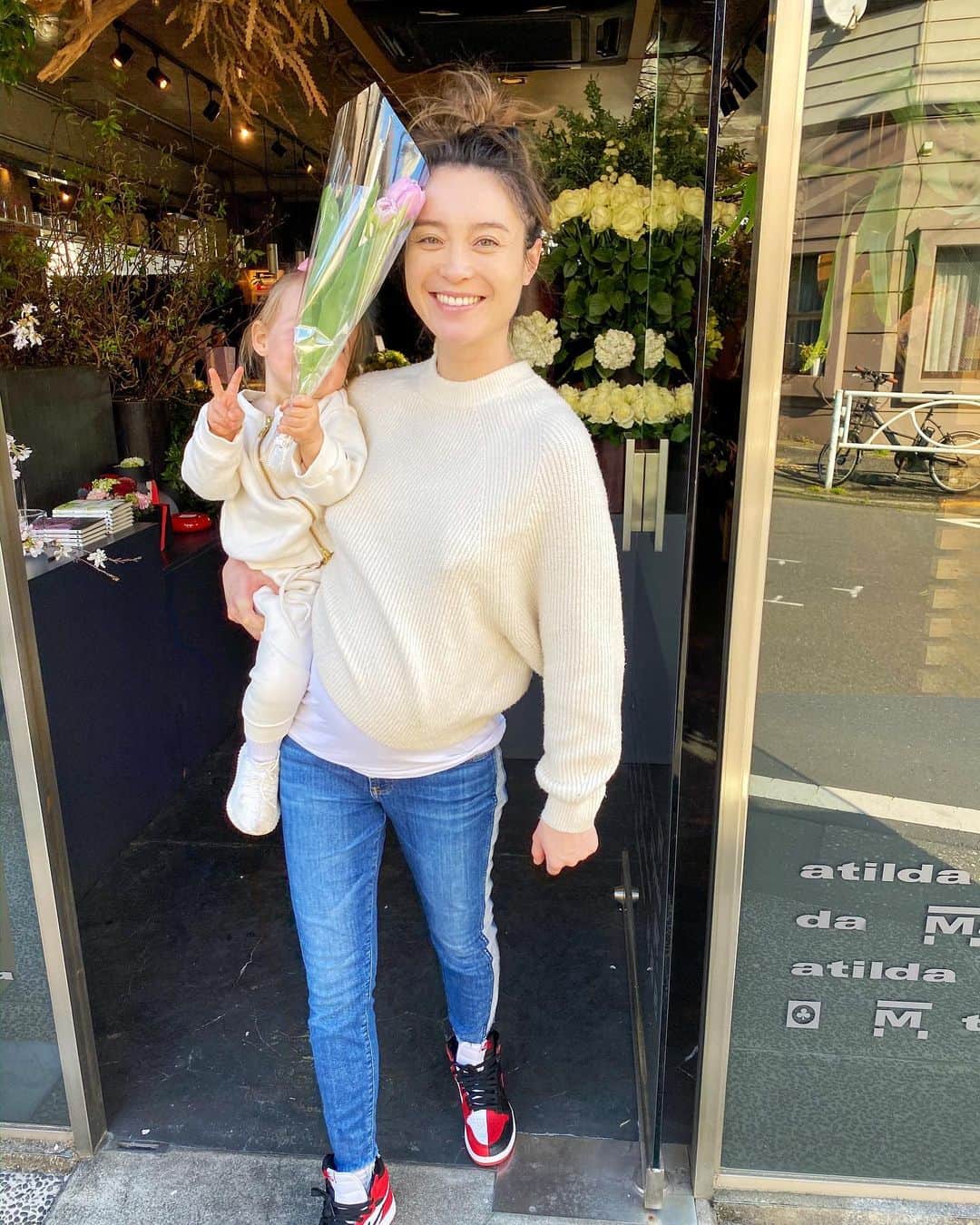 エミ・マイヤーのインスタグラム：「A tulip 🌷 #littlemoments and swipe for a less calm moment 🧘🏻‍♀️ 「咲いた、咲いた、チューリップの花が」の本物をやっと見せられて嬉しい　#春　#チューリップ」