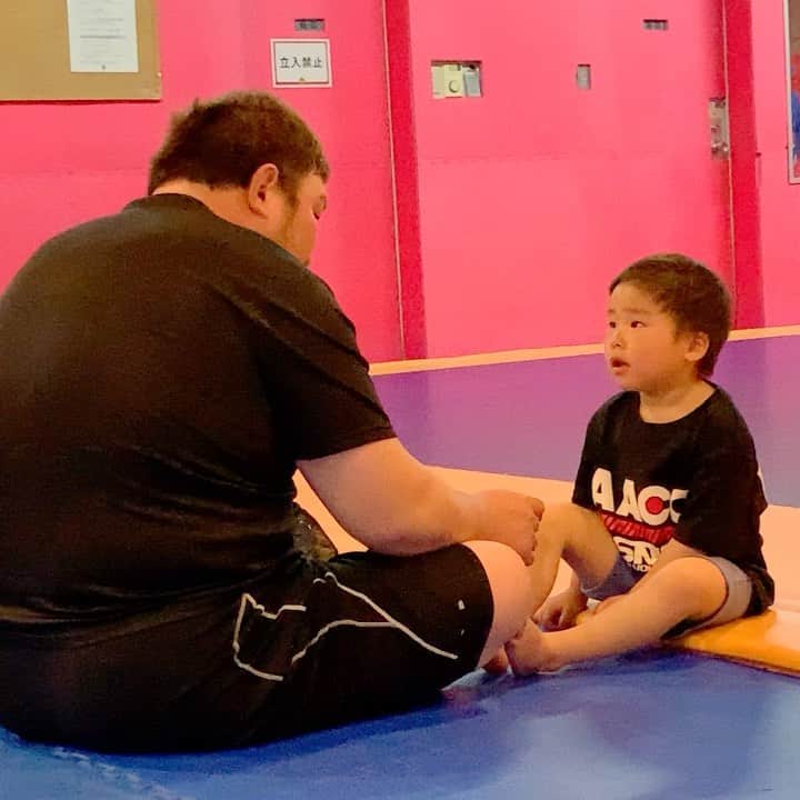 のインスタグラム：「誠悟としりとり😊 Seigo 45 years old and Kyle 3 years old :) @megumilk0623  #baby #myson #myboy #かいるまる #4月生まれ #3歳 #しりとり」