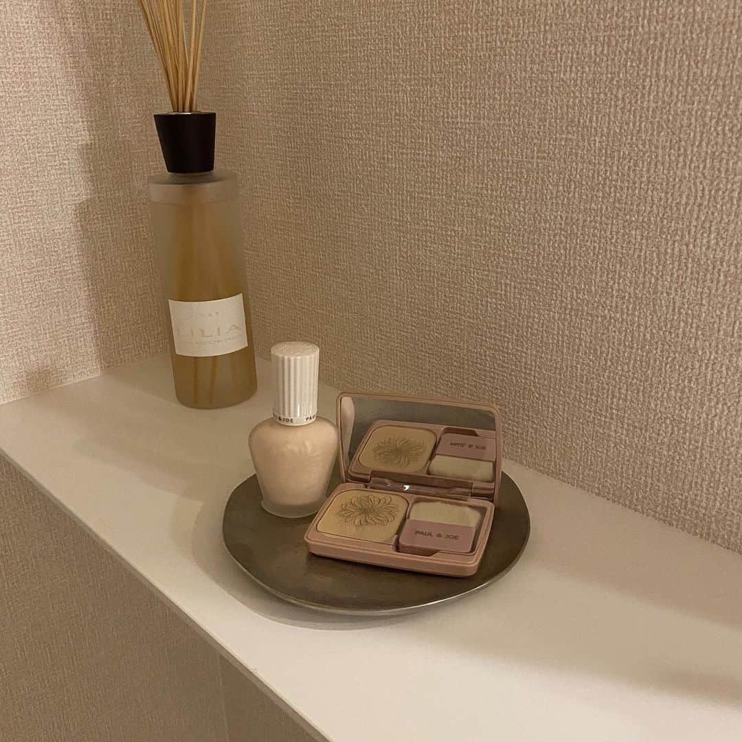 小田川エリカさんのインスタグラム写真 - (小田川エリカInstagram)「・ 3月1日に新発売した(@paulandjoe_beaute)の ヴェールファンデーションと リニューアルしてUV効果がアップした プロテクティングファンデーションプライマー☀️ 両方ともつけ心地が軽くて良きだし 見た目も凄くかわいい🦋 プライマーとファンデーションの 相性抜群だから化粧崩れしにくくなるし 敏感肌の私でも使えるからおすすめだよ！ #PR#paulandjoe#ポールアンドジョー #ポルジョ  #化粧下地#ベースメイク#新作コスメ#プライマー #ポルジョプライマー#ファンデーション #デパコス#透けツヤ肌」3月19日 10時48分 - 0904.erika