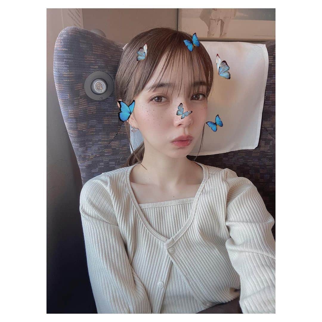 小田川エリカさんのインスタグラム写真 - (小田川エリカInstagram)「・ 3月1日に新発売した(@paulandjoe_beaute)の ヴェールファンデーションと リニューアルしてUV効果がアップした プロテクティングファンデーションプライマー☀️ 両方ともつけ心地が軽くて良きだし 見た目も凄くかわいい🦋 プライマーとファンデーションの 相性抜群だから化粧崩れしにくくなるし 敏感肌の私でも使えるからおすすめだよ！ #PR#paulandjoe#ポールアンドジョー #ポルジョ  #化粧下地#ベースメイク#新作コスメ#プライマー #ポルジョプライマー#ファンデーション #デパコス#透けツヤ肌」3月19日 10時48分 - 0904.erika