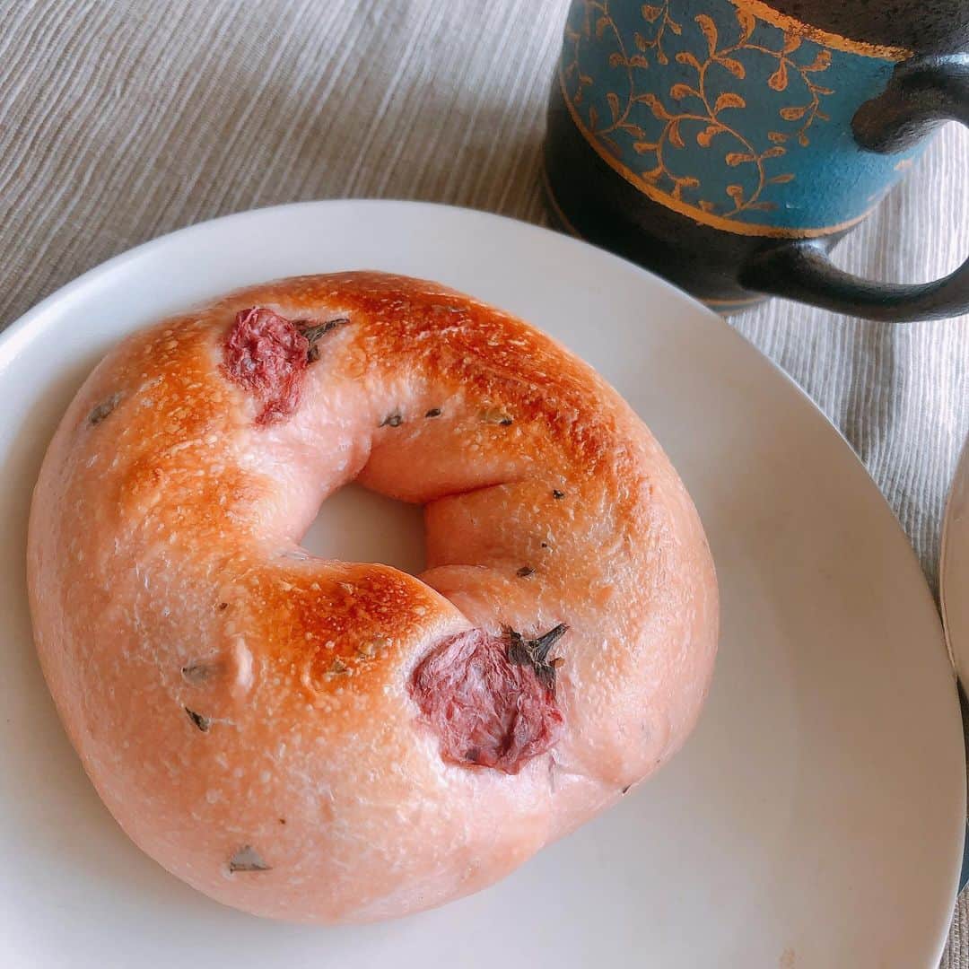 のインスタグラム：「表参道の駅内にあるベーグル屋さん。新作で桜が出てた。もちもちで、中には桜あん。  桜味大好きな私は、この季節が毎年楽しみ。新居に移って初めての春だから、どこにどんな桜が咲くのかも楽しみだなぁ。」