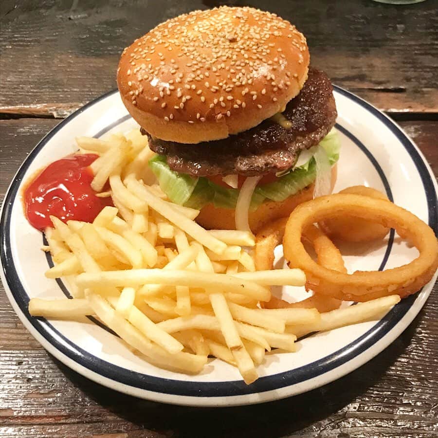 takuma watanabeのインスタグラム：「Whoopi Goldburger #🍔 #🍟 #🥤 #🍺 #🍷 #🥃 #🍸 #🖤」