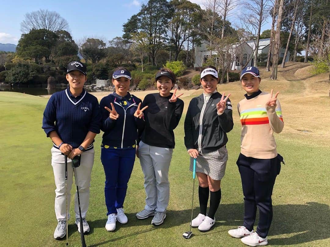 堀奈津佳さんのインスタグラム写真 - (堀奈津佳Instagram)「長崎県にあるパサージュ琴海アイランドさんで練習をさせて頂きました‼︎ コース関係者の皆さまが優しく接してくださり、最高の環境でゴルフができました。本当にありがとうございました。 ✴︎ そして今回は同級生との練習。楽しくて、貴重な時間でした。みんなありがとう😭 ✴︎ やるべき事を積み重ねて、過ごしていきます。 #長崎県#パサージュ琴海#ゴルフ#GOLF#女子プロゴファー#福田真未#福山恵梨 #ぺヒギョン#葭葉ルミ#堀奈津佳」3月19日 11時04分 - natsuka_hori