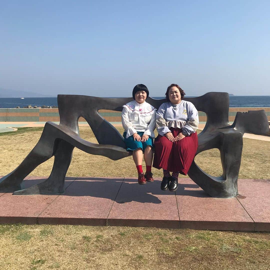 おかずクラブのインスタグラム：「ただいまテレビのロケでなぎさ公園に行きました！  海のすぐ近くで不思議なモニュメントがたくさん！！ 静岡県伊東だよ！  #ただいまテレビ  #ただいま日和  #テレビ静岡」