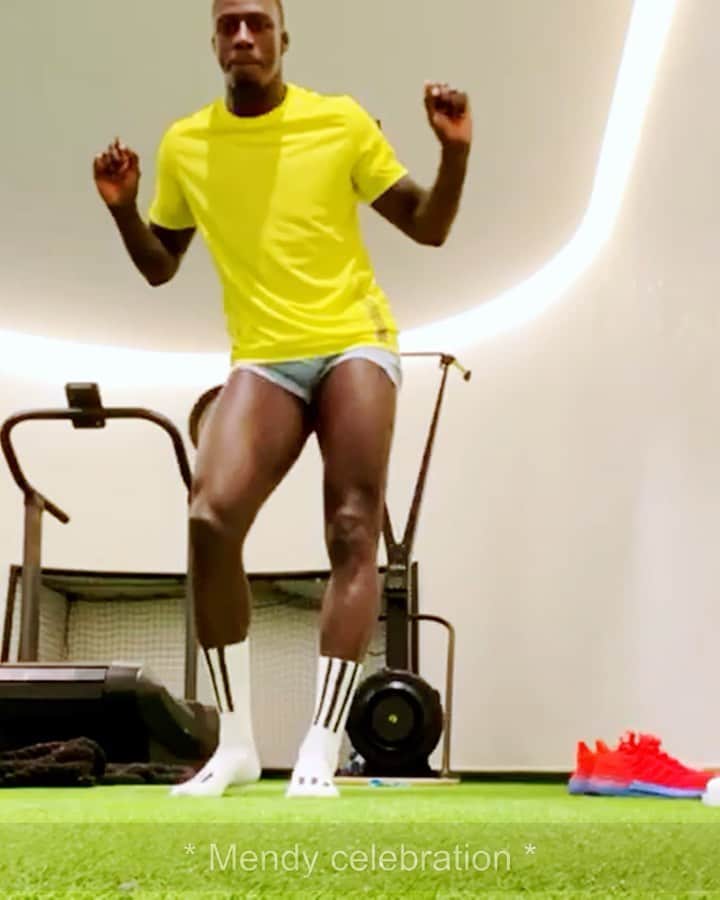 バンジャマン・メンディのインスタグラム：「I'm gonna be honest with u I wanted to show this video as a single attempt success... But it ended like that 😂😂😂 #BallInHoleChallenge🎯 (sounds weird tho 😅🤣) show me your skills, be creative and remember to stay home !! 🏡」