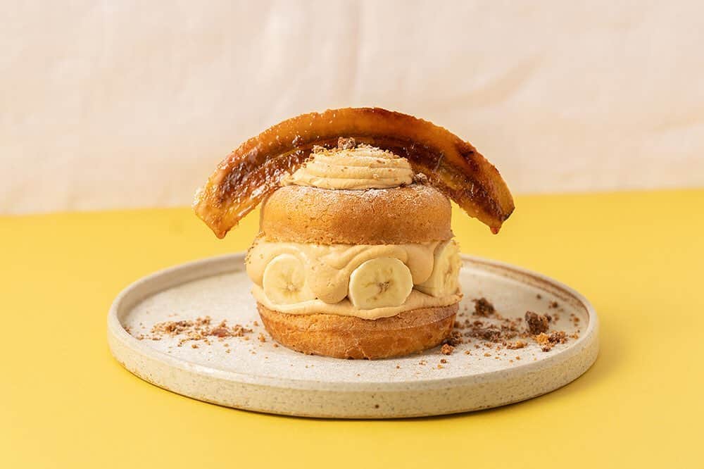 コエのインスタグラム：「. . \ 3/19より周年祭🍌/ 「ドーナツメルト オーガニックバナナキャラメル」 donuts melt organic banana ¥1,150+tax  ほろ苦いキャラメルクリームと フレッシュなバナナをたっぷりと挟んだドーナツメルト。 香ばしくキャラメリゼしたバナナと一緒にお召し上がりください☺︎ . ※AM11:00〜L.O PM19:30までの販売です。 . . . 🍩koe donuts open：2019.3.21 thu. address：京都府京都市中京区新京極四条上ル中之町557番地京都松竹阪井座ビル1F opening hours：AM8:00 – PM8:00 (不定休） sheets：65席＋スタンディング HP： https://donuts.koe.com  #koedonuts #koeethical #donutsinnovation #donuts #cafestagram #genic_cafe #genic_sweets #cafetour #kyotocafe #ethical #コエ #コエドーナツ #カフェ #ドーナツ #エシカル #エシカルドーナツ #地産地消 #カフェ巡り #京都カフェ #京都カフェ巡り #関西カフェ #四条カフェ #隈研吾 #長場雄 #京都観光 #도넛 #バナナ #ドーナツメルト #キャラメル #期間限定」